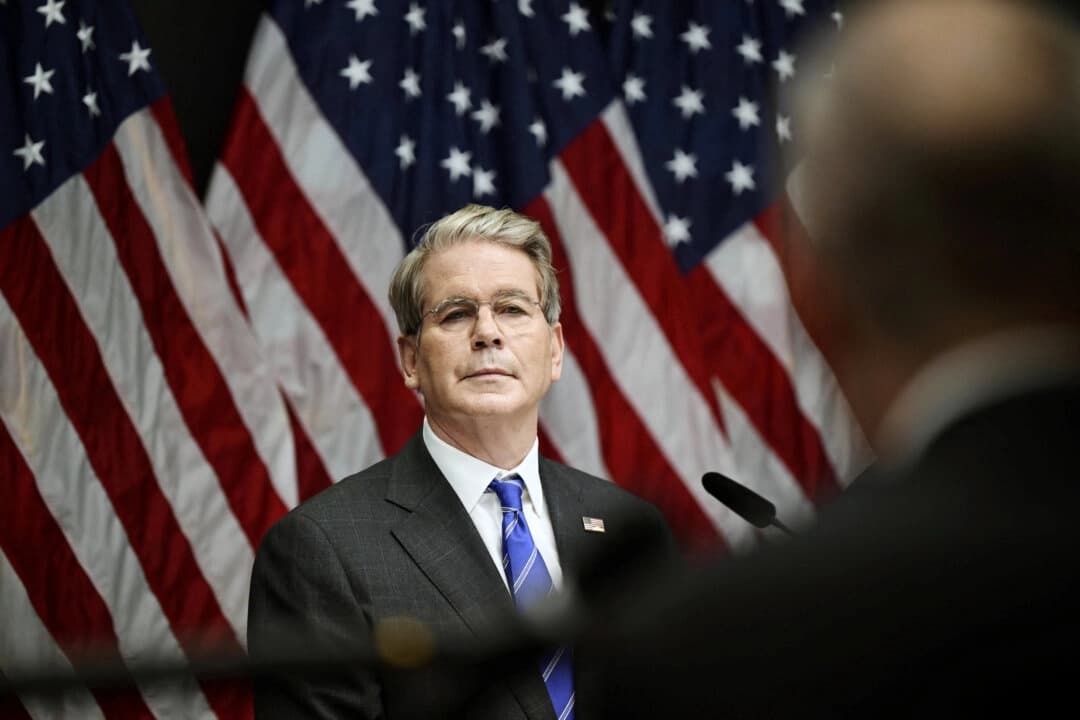 El secretario del Tesoro de Estados Unidos, Scott Bessent, asiste a una conferencia de prensa en Estocolmo, Suecia, el 29 de julio de 2025. (Magnus Lejhall/TT News Agency/vía Reuters)