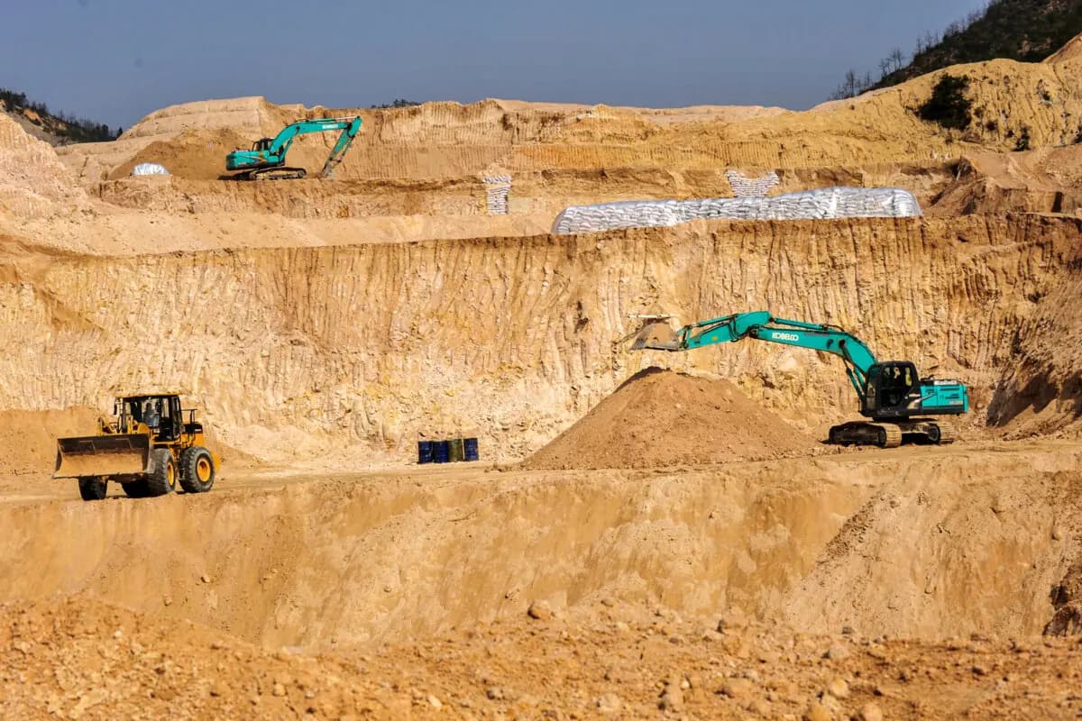 <em>Los trabajadores utilizan maquinaria para excavar en una mina de tierras raras en el condado de Ganxian, provincia de Jiangxi, China, el 30 de diciembre de 2010. (Chinatopix vía AP)</em>
