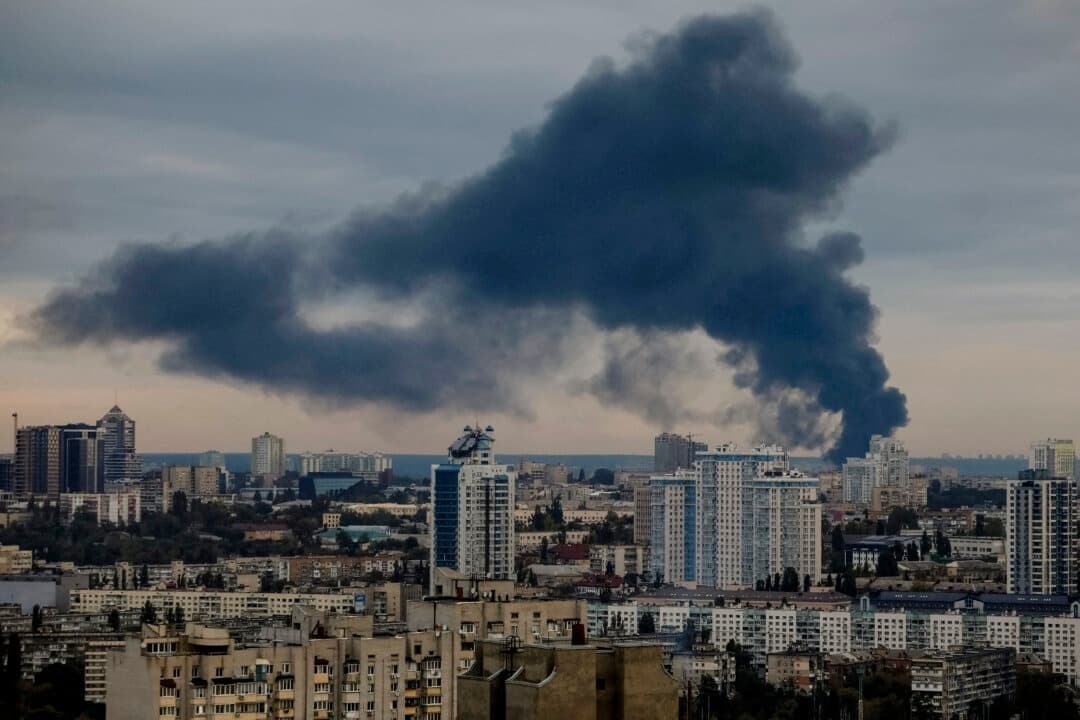 El humo se eleva sobre Kiev tras los ataques con drones y misiles rusos el 28 de septiembre de 2025. (Gleb Garanich/Reuters)
