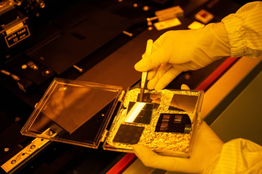 Imagen ilustrativa: Una oblea se observa ampliada a través del lente de un microscopio en el Centro Interuniversitario de Investigación en Semiconductores de la Universidad Nacional de Seúl, en Seúl, el 30 de abril de 2025. (YUICHI YAMAZAKI/AFP via Getty Images)