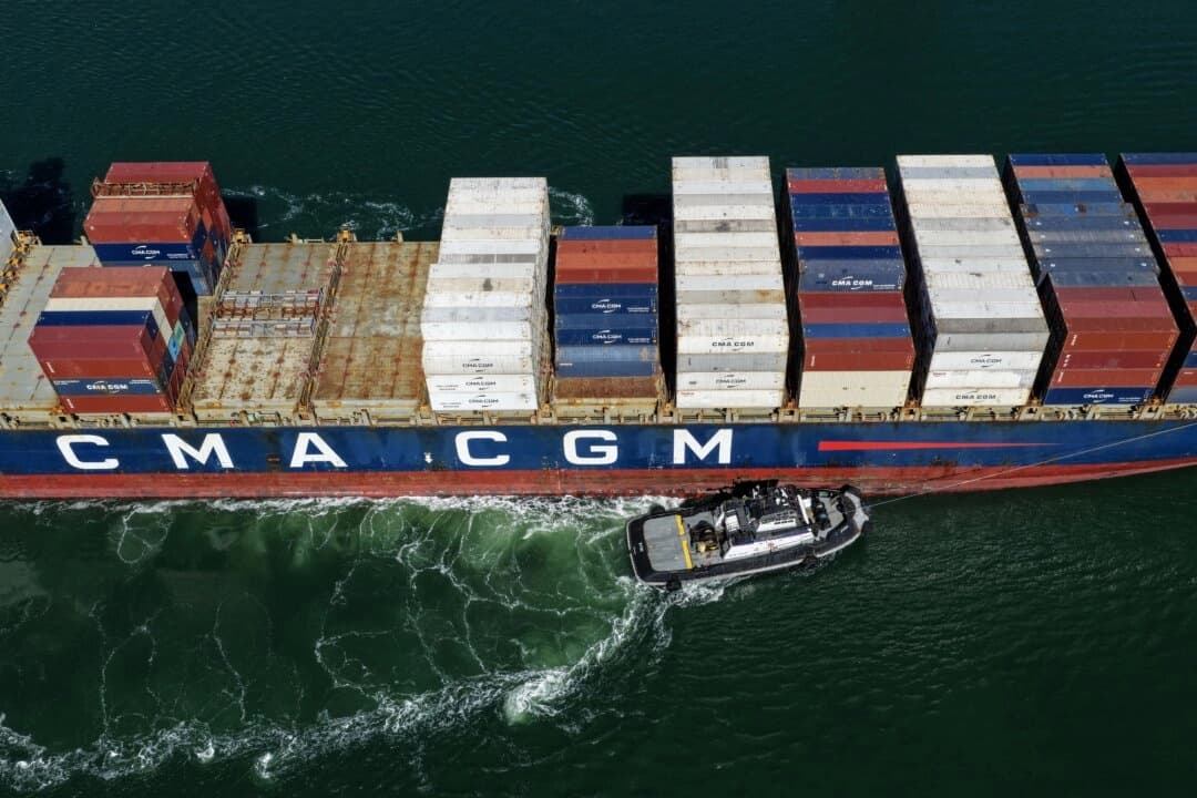 Un buque portacontenedores recibe la asistencia de un remolcador a su llegada al puerto de Oakland el 10 de octubre de 2025. El presidente Donald Trump amenaza con imponer un aumento masivo de aranceles a las importaciones chinas en respuesta al anuncio de China de nuevos controles a la exportación de tierras raras. Se estima que China controla el 70 % del suministro mundial de minerales de tierras raras. (Justin Sullivan/Getty Images)