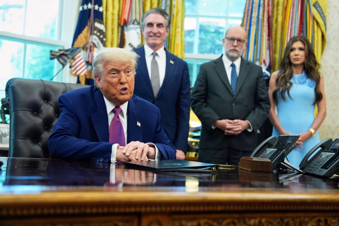 El presidente Donald Trump habla con los medios de comunicación en el Despacho Oval de la Casa Blanca, mientras el secretario del Interior, Doug Burgum, el director de la Oficina de Gestión y Presupuesto, Russell Vought, y la secretaria de Seguridad Nacional, Kristi Noem, observan, el 10 de junio de 2025. (Evan Vucci/AP Photo)