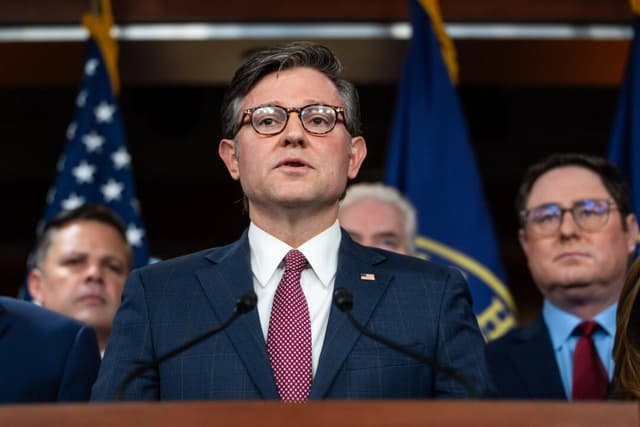El presidente de la Cámara de Representantes, Mike Johnson (R-La.), acompañado por otros republicanos de la Cámara, habla durante el decimoquinto día del cierre del gobierno en una conferencia de prensa en el Capitolio, en Washington, el 15 de octubre de 2025. (Madalina Kilroy/The Epoch Times)
