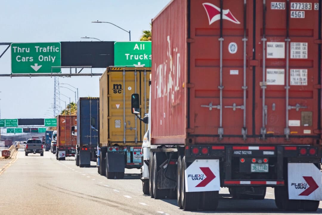 Camiones se dirigen al puerto de Long Beach, California, el 13 de julio de 2022. (John Fredricks/The Epoch Times)