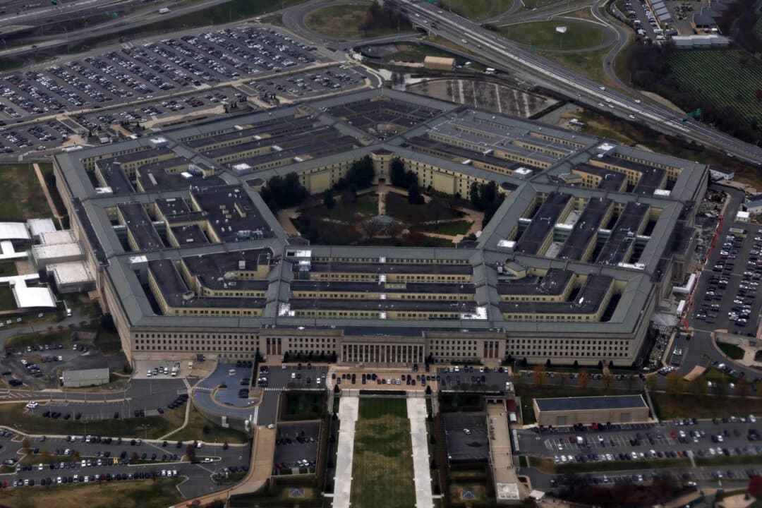 El Pentágono visto desde un vuelo que despega del Aeropuerto Nacional Ronald Reagan de Washington el 29 de noviembre de 2022, en Arlington, Virginia. El Pentágono es la sede del Departamento de Defensa de EE. UU. y el edificio de oficinas más grande del mundo. (Alex Wong/Getty Images/TNS)