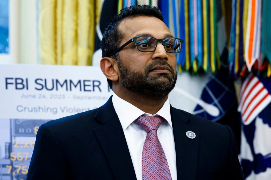 El director del FBI, Kash Patel, observa mientras el presidente de los Estados Unidos, Donald Trump, habla durante una rueda de prensa en el Despacho Oval de la Casa Blanca en Washington el 15 de octubre de 2025. (Kevin Dietsch/Getty Images)