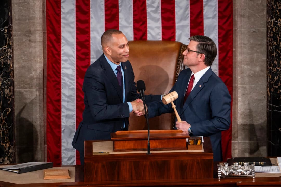 El líder de la minoría de la Cámara de Representantes, Hakeem Jeffries (D-N.Y.), le pasa el mazo al presidente electo de la Cámara, Mike Johnson (R-La.), durante la primera sesión del 119.o Congreso en Washington el 3 de enero de 2025. (Madalina Vasiliu/The Epoch Times)