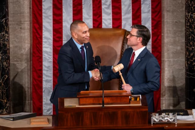 El líder de la minoría de la Cámara de Representantes, Hakeem Jeffries (D-N.Y.), le pasa el mazo al presidente electo de la Cámara, Mike Johnson (R-La.), durante la primera sesión del 119.o Congreso en Washington el 3 de enero de 2025. (Madalina Vasiliu/The Epoch Times)