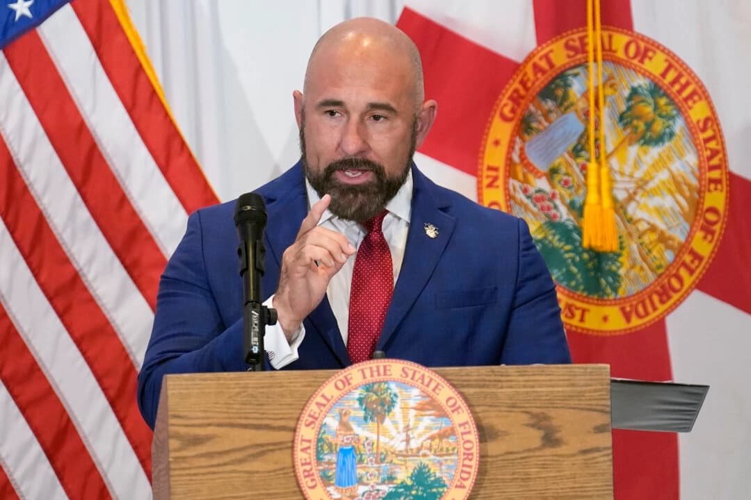 Jay Collins hace un gesto mientras habla con la multitud después de ser juramentado como el nuevo vicegobernador de Florida durante una conferencia de prensa el martes 12 de agosto de 2025 en Tampa, Florida. (Foto AP/Chris O'Meara)