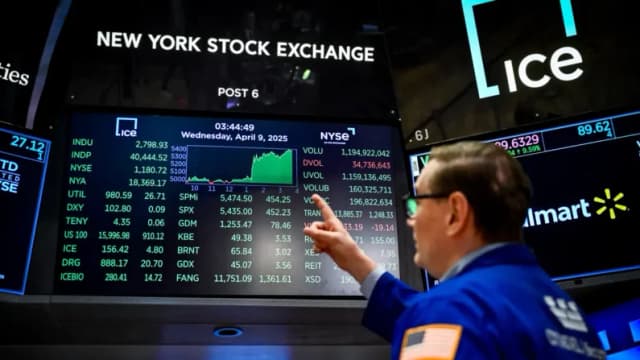 Un operador trabaja en la sala de la Bolsa de Nueva York, en la ciudad de Nueva York, el 9 de abril de 2025. Las acciones de Wall Street registraron avances espectaculares en los tres principales índices ese día. El Dow Jones Industrial Average subió un 7,9 % hasta los 40 608 puntos, el S&P 500 Index se recuperó un 9,5 % hasta los 5456 puntos y el Nasdaq Composite Index subió más de un 12,2 % hasta los 17 124 puntos. (Angela Weiss/AFP a través de Getty Images)