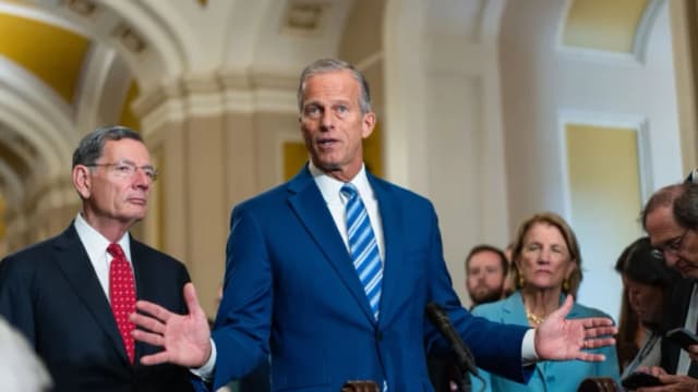 El líder de la mayoría del Senado, John Thune (R-S.D.), acompañado por otros republicanos del Senado, habla durante el decimoquinto día del cierre gubernamental en una conferencia de prensa en el Capitolio en Washington el 15 de octubre de 2025. (Madalina Kilroy/The Epoch Times)