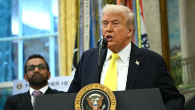 El presidente Donald Trump habla mientras el director del FBI, Kash Patel, escucha durante una conferencia de prensa en la Oficina Oval de la Casa Blanca, en Washington, el 15 de octubre de 2025. (Andrew Caballero-Reynolds/AFP)
