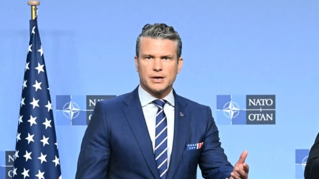 Avión que transportaba a Hegseth aterriza de emergencia luego que el parabrisas se rompiera