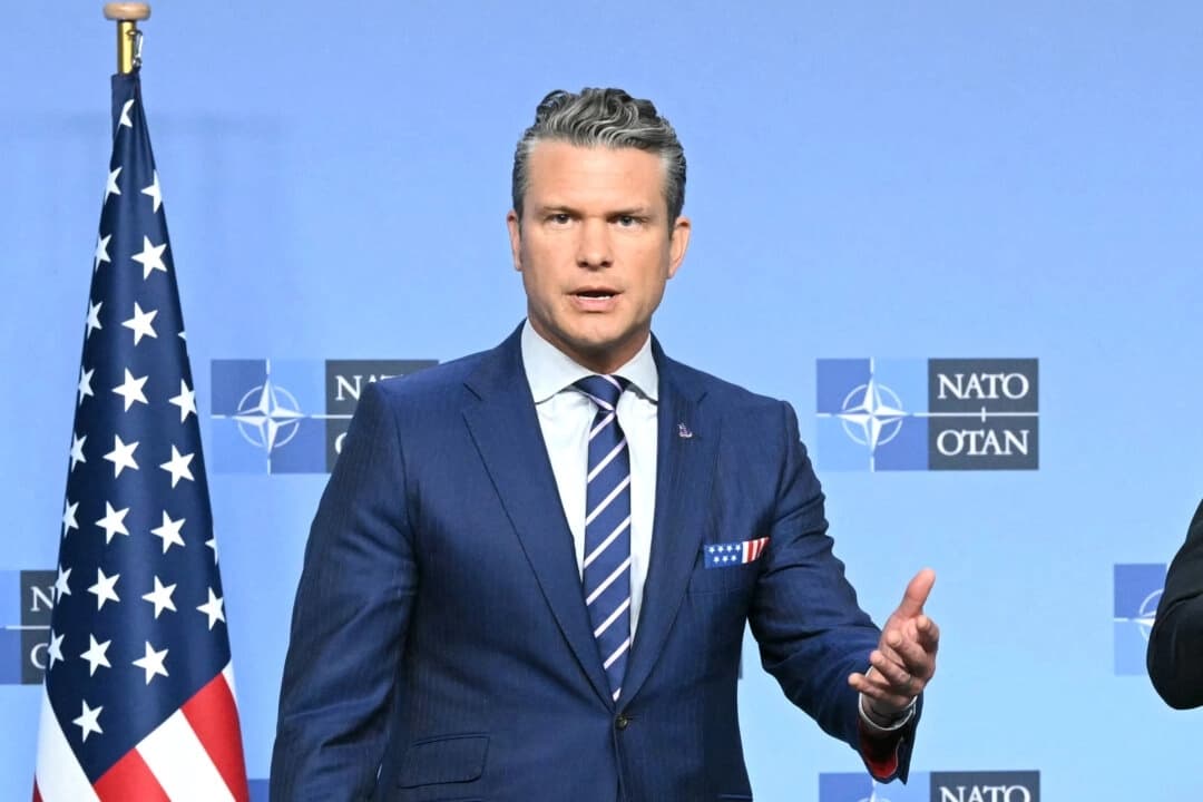Avión que transportaba a Hegseth aterriza de emergencia luego que el parabrisas se rompiera