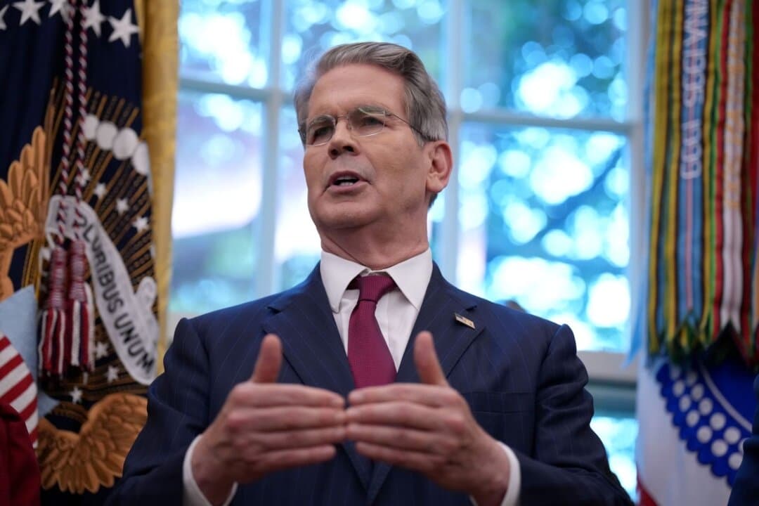 El secretario del Tesoro de Estados Unidos, Scott Bessent, habla antes de que el presidente Donald Trump firme órdenes ejecutivas en el Despacho Oval de la Casa Blanca en Washington el 25 de septiembre de 2025. (Andrew Harnik/Getty Images).