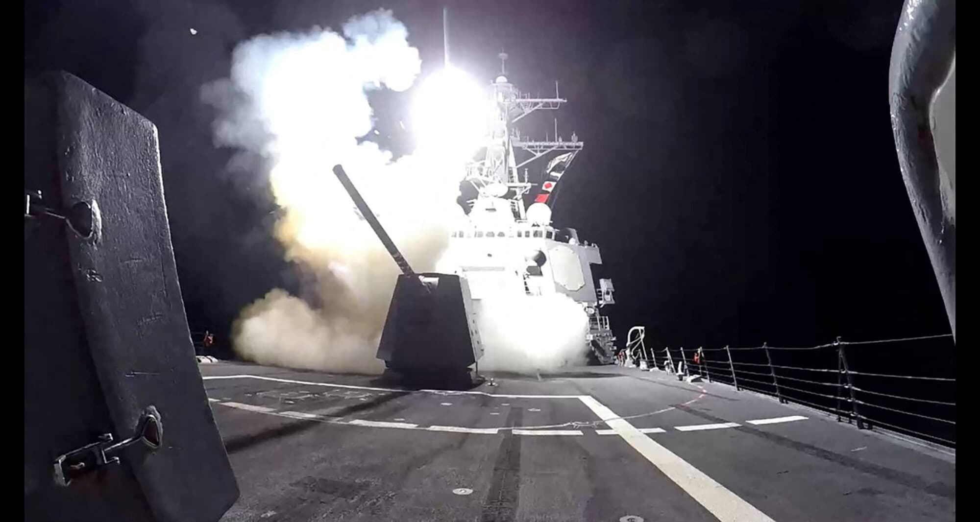 Un misil de ataque terrestre Tomahawk (TLAM) es lanzado desde el destructor de misiles guiados USS Gravely, clase Arleigh Burke, de la Armada de los EE. UU. contra lo que el ejército estadounidense describe como objetivos militares hutíes en Yemen, el 3 de febrero de 2024. (Comando Central de EE. UU./Folleto vía Reuters)
