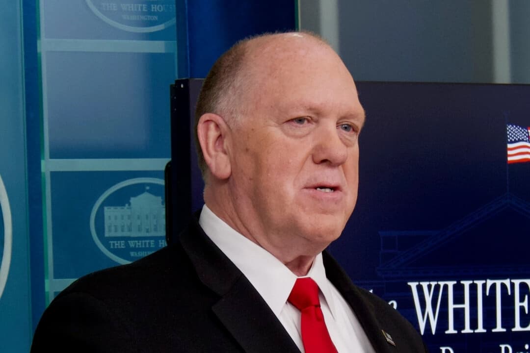 El zar de las fronteras, Tom Homan, habla con los periodistas en la rueda de prensa de la Casa Blanca en Washington el 28 de abril de 2025. (Travis Gillmore/The Epoch Times)
