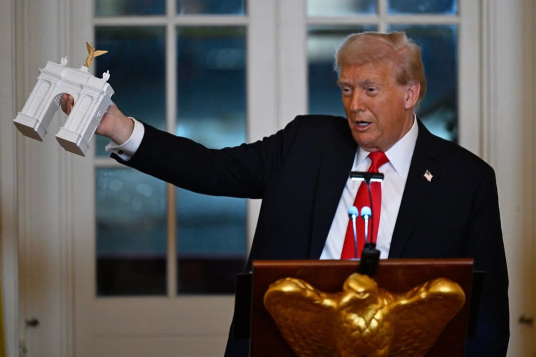 El presidente Donald Trump se dirige a una cena para donantes que han contribuido a la construcción del nuevo salón de baile en la Casa Blanca, el 15 de octubre de 2025. (John McDonnell /AP Photo)