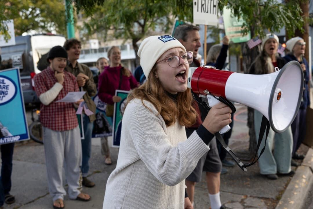 La estudiante de la Universidad de Montana Maddie Grebb lidera un cántico en contra de las políticas energéticas del presidente Donald Trump frente a la calle de la corte federal en Missoula, Montana, el 17 de septiembre de 2025. (Ben Allan Smith/The Missoulian vía AP).