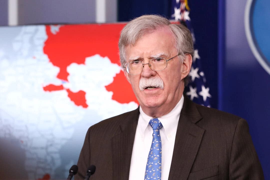 El asesor de seguridad nacional, John Bolton, habla en una conferencia de prensa en la Casa Blanca, Washington, el 28 de enero de 2019. (Holly Kellum/NTD)
