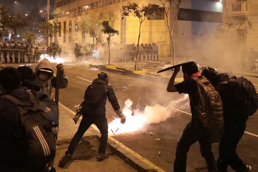 Manifestantes se enfrentan con agentes antidisturbios durante una protesta contra el presidente interino de Perú, José Jeri, en Lima, el 15 de octubre de 2025. (CONNIE FRANCE/AFP vía Getty Images)