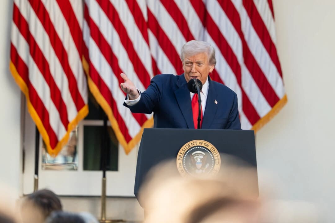 El presidente Donald Trump habla durante la entrega de la Medalla de la Libertad en honor a Charlie Kirk, asesinado el 10 de septiembre en Utah, en el Jardín de las Rosas de la Casa Blanca en Washington, el 14 de octubre de 2025. Madalina Kilroy/The Epoch Times