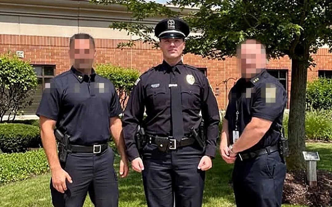 El oficial de policía de Hanover Radule Bojovic (C), un inmigrante ilegal de Montenegro, fue arrestado por oficiales federales de inmigración el 16 de octubre de 2025. (Seguridad Nacional de EE. UU.).