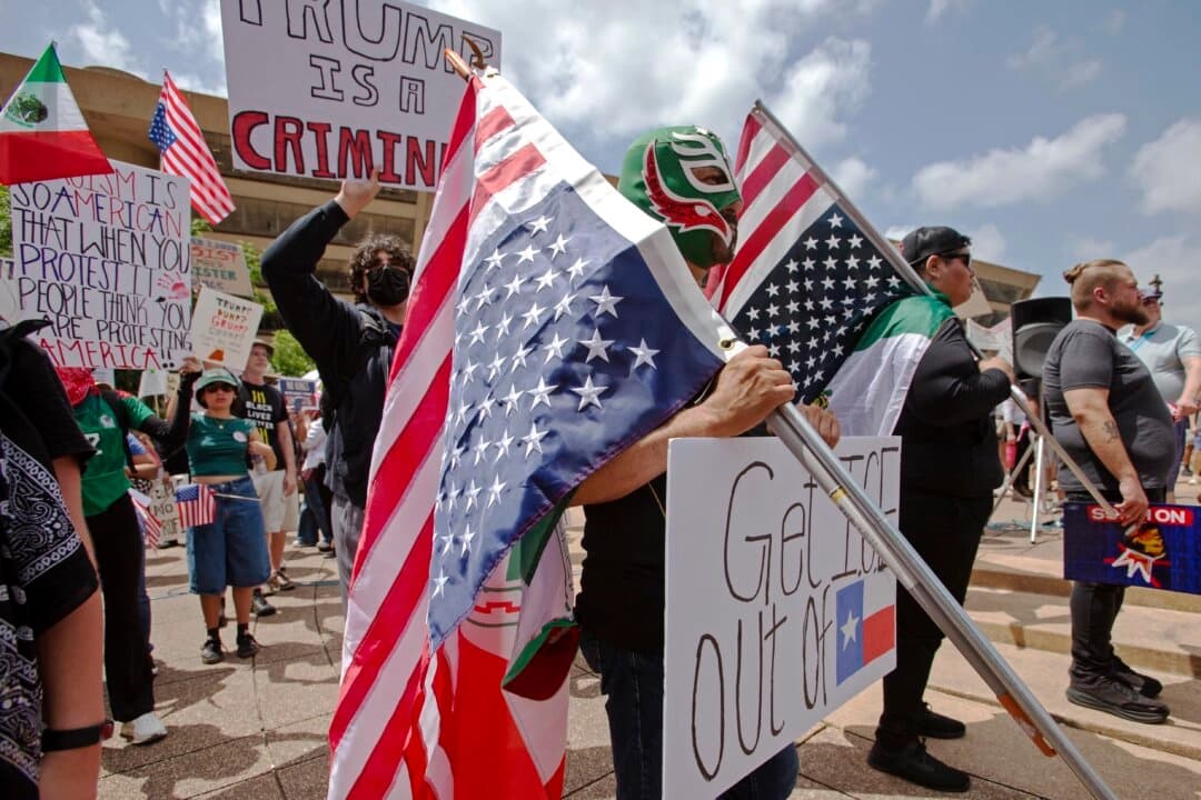 Un hombre lleva una máscara de lucha libre mexicana en la protesta "No Kings" en Akard Plaza, Dallas, el 14 de junio de 2025. (Bobby Sánchez para The Epoch Times)
