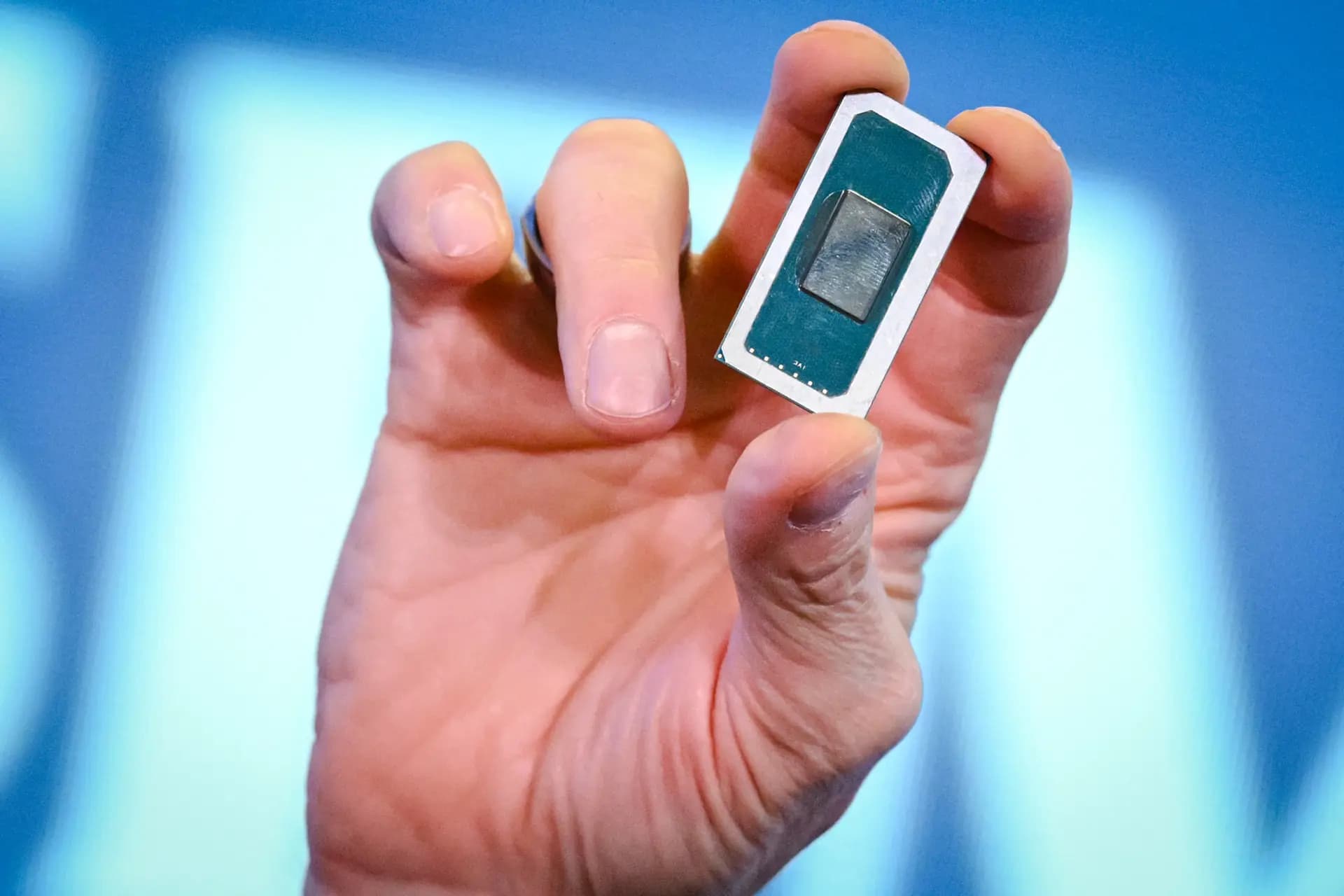 El director ejecutivo de Intel, Pat Gelsinger, realiza el chip de IA "Gaudi 3" mientras habla en la Cumbre Mundial de Economía Semafor 2024 en Washington el 17 de abril de 2024. (Mandel Ngan/AFP a través de Getty Images)