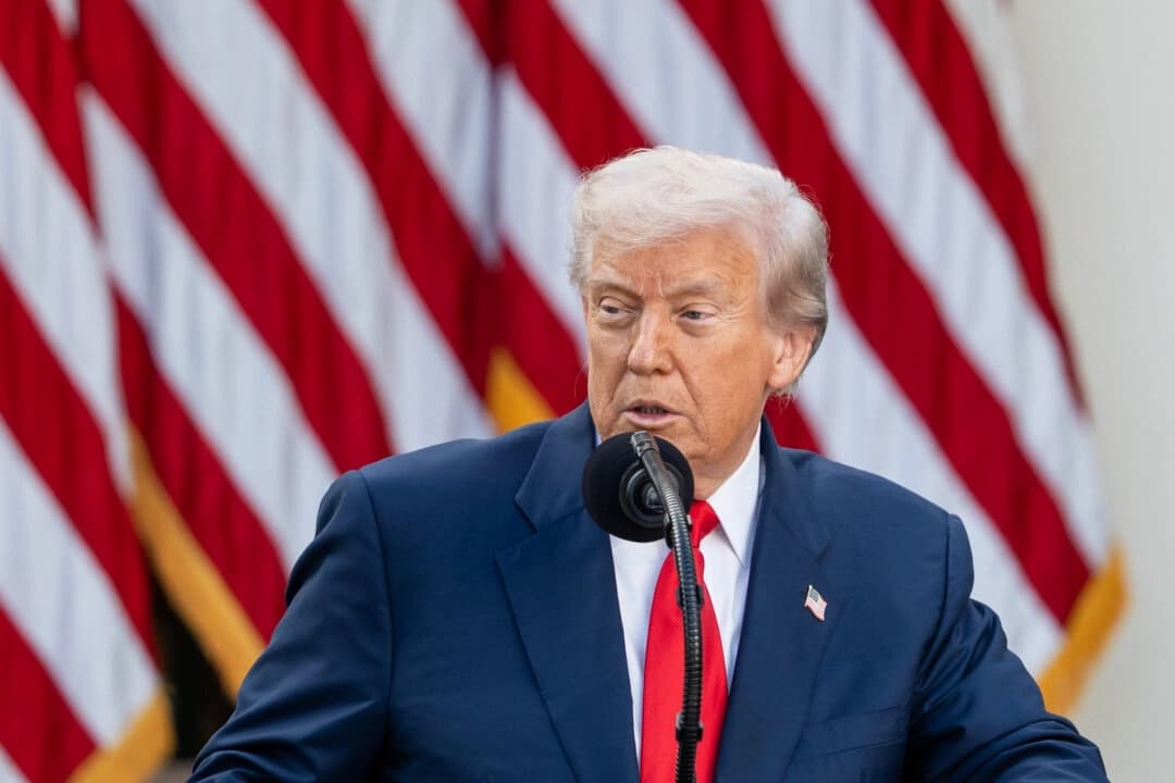 El presidente Donald Trump en el Jardín de Rosas de la Casa Blanca, habla durante la ceremonia de la Medalla de la Libertad en honor a Charlie Kirk, asesinado el 10 de septiembre en Utah, (Madalina Kilroy/The Epoch Times)