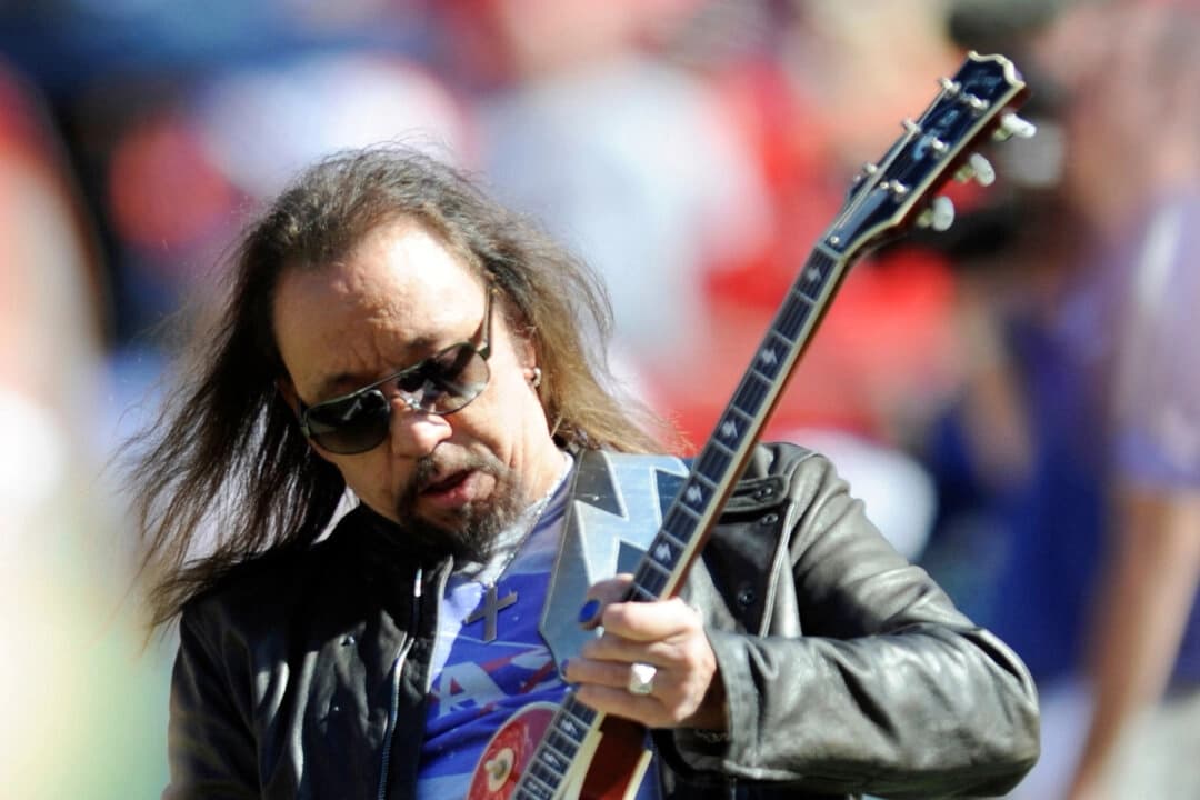 El exguitarrista principal de KISS, Ace Frehley, toca el himno nacional antes de un partido de fútbol americano de la NFL entre los Kansas City Chiefs y los New York Giants en Kansas City, Misuri, el 4 de octubre de 2009. (L.G. Patterson/AP Photo)