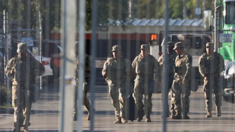 Gob. de Trump insta a la Corte Suprema a permitir despliegue de la Guardia Nacional en Illinois