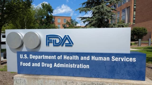 El logotipo de la Administración de Alimentos y Medicamentos de Estados Unidos (FDA) se ve en un cartel afuera del campus de la agencia en White Oak, Silver Spring, Maryland, el 17 de julio de 2025. (Issam Ahmed/AFP vía Getty Images)
