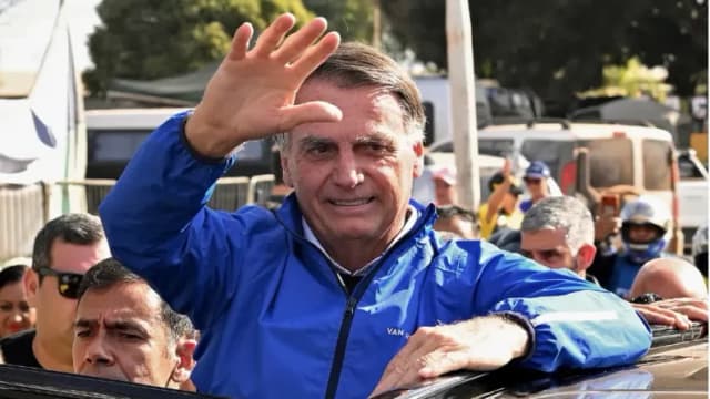 El expresidente brasileño Jair Bolsonaro saluda a sus simpatizantes durante un encuentro con motociclistas en la Capital Moto Week, celebrada en Brasilia, Brasil, el 29 de julio de 2025. (Evaristo Sa/AFP vía Getty Images)