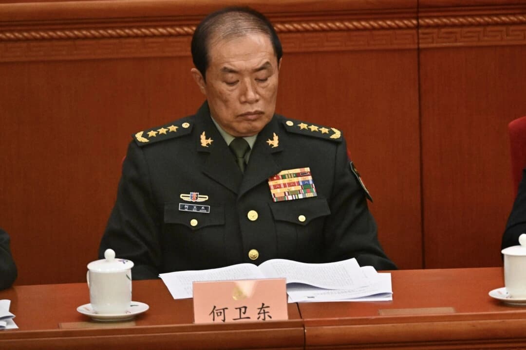 El general He Weidong, vicepresidente de la Comisión Militar Central (CMC) de China, asiste a la ceremonia inaugural de la Conferencia Consultiva Política del Pueblo Chino en Beijing, el 4 de marzo de 2025. (Pedro Pardo/AFP vía Getty Images)