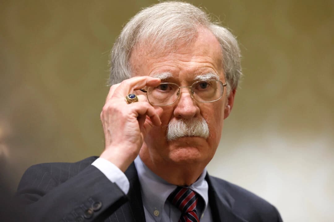 El exasesor de seguridad nacional John Bolton tras su intervención en un panel organizado por la Oficina de Representación del Consejo Nacional de la Resistencia de Irán-EE. UU. en Washington el 17 de agosto de 2022. (Anna Moneymaker/Getty Images)
