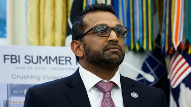 El director de la Oficina Federal de Investigaciones (FBI), Kash Patel, observa mientras el presidente Donald Trump habla durante una conferencia de prensa en el Despacho Oval de la Casa Blanca en Washington, el 15 de octubre de 2025. (Kevin Dietsch/Getty Images)
