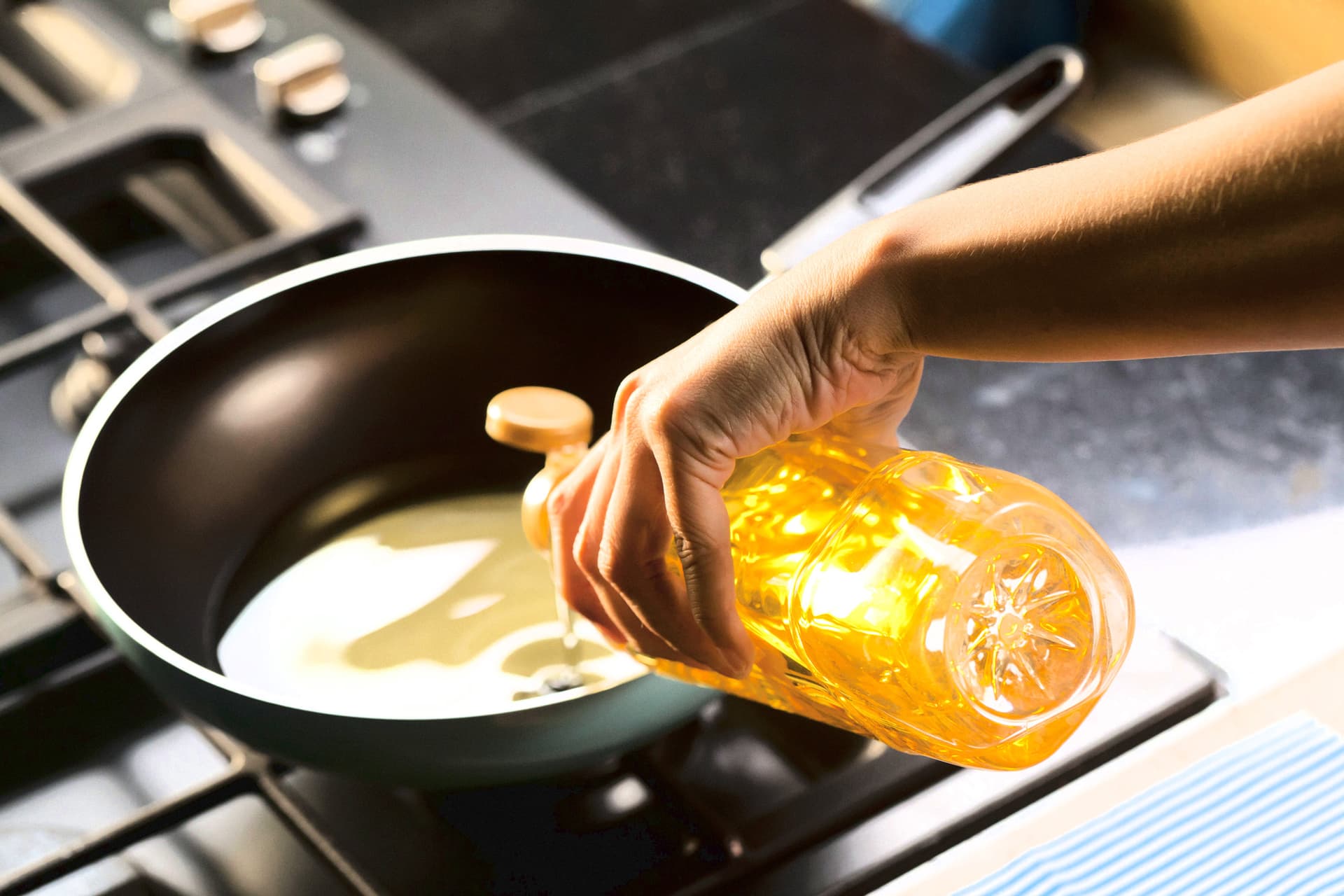 El aceite de cocina se usa para calentar alimentos, en esta foto de archivo. (Ben Bryant/Shutterstock).