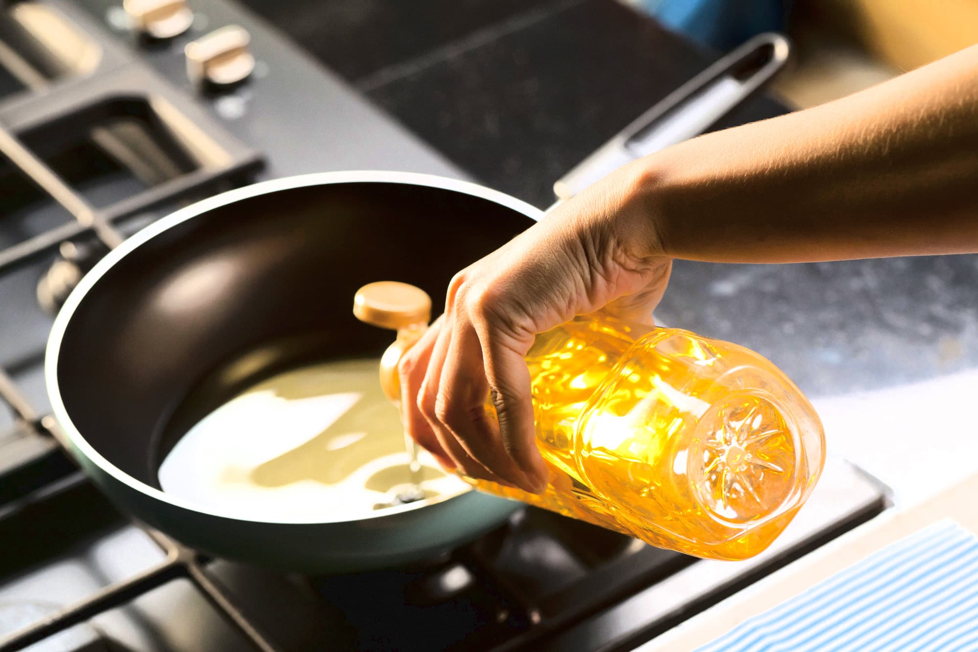 El aceite de cocina se usa para calentar alimentos, en esta foto de archivo. (Ben Bryant/Shutterstock).