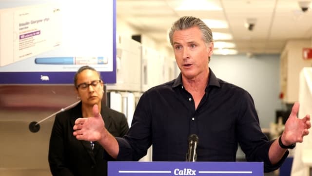 El gobernador de California, Gavin Newsom, habla durante una conferencia de prensa en la que anuncia que la insulina y los medicamentos recetados costarán 11 dólares gracias al programa CalRX, en una farmacia Cedars-Sinai de Los Ángeles, el 16 de octubre de 2025. (Patrick T. Fallon / AFP)

