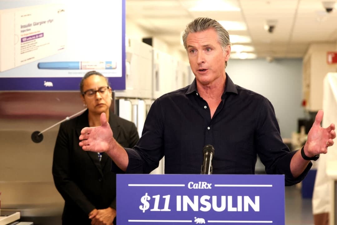 El gobernador de California, Gavin Newsom, habla durante una conferencia de prensa en la que anuncia que la insulina y los medicamentos recetados costarán 11 dólares gracias al programa CalRX, en una farmacia Cedars-Sinai de Los Ángeles, el 16 de octubre de 2025. (Patrick T. Fallon / AFP)
