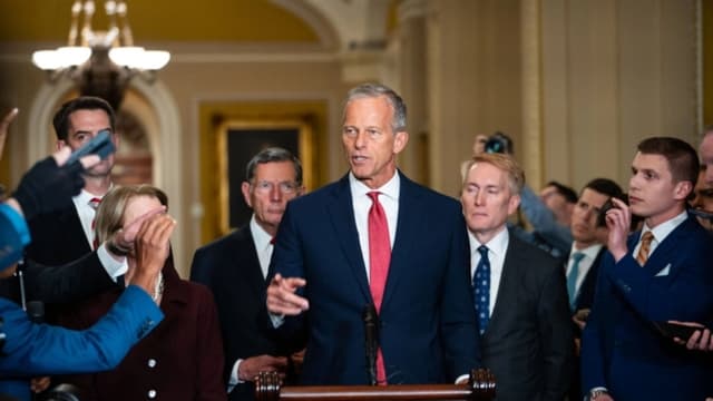 El líder de la mayoría del Senado, John Thune (R-S.D.), acompañado por otros senadores republicanos, habla con los periodistas mientras el gobierno está al borde del cierre debido al enfrentamiento partidista, en el Capitolio, en Washington, el 30 de septiembre de 2025. (Madalina Kilroy/The Epoch Times)
