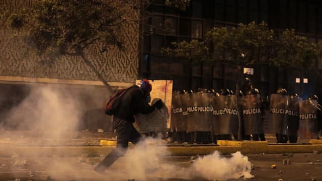 Un manifestante se enfrenta a agentes antidisturbios durante una protesta contra el presidente interino de Perú, José Jeri, en Lima, el 15 de octubre de 2025. (CONNIE FRANCE/AFP vía Getty Images)