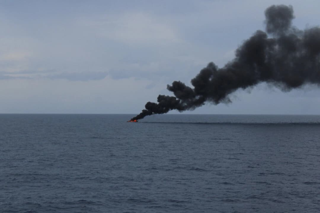 Una embarcación sospechosa de tráfico de drogas arde al día siguiente de que la tripulación del buque Diligence (WMEC 616) de la Guardia Costera estadounidense disparara contra ella en el mar Caribe, el 7 de septiembre de 2025. (Foto de la Guardia Costera estadounidense).