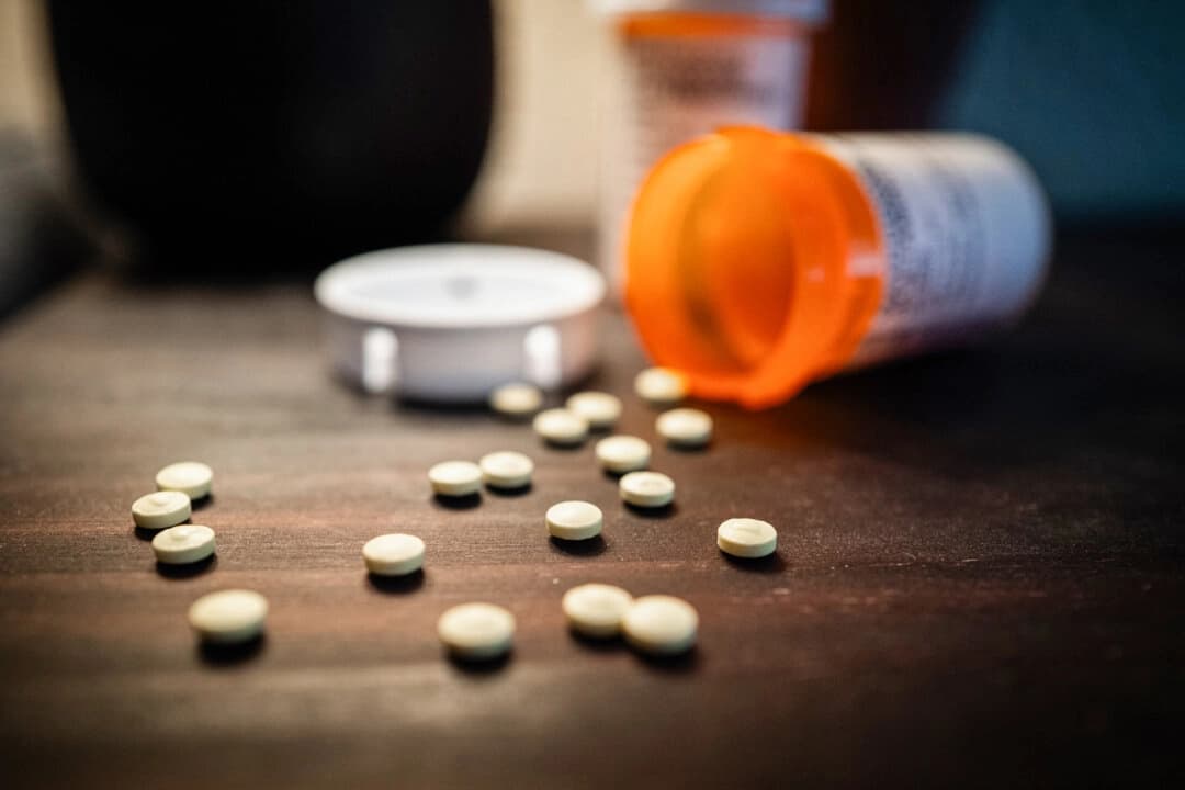 Analgésicos sobre una mesa en las afueras de Los Ángeles el 4 de junio de 2025. Alexander Neville murió de una sobredosis de fentanilo tras tomar lo que creía que era OxyContin, comprado un vendedor en Snapchat. (John Fredricks/The Epoch Times)