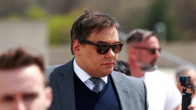 George Santos, expulsado de la Cámara de Representantes de Estados Unidos, se marcha tras la sentencia por sus cargos penales de corrupción en la Corte Federal de Central Islip, en Central Islip, Nueva York, el 25 de abril de 2025. (Shannon Stapleton/Reuters).