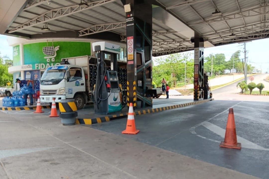 Los conos de tráfico indican que las bombas de combustible están vacías en una gasolinera cerca de Santa Cruz, Bolivia, el 14 de octubre de 2025. (Autumn Spredemann/The Epoch Times).