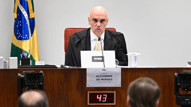 El expresidente brasileño Jair Bolsonaro (derecha), sentado junto a su abogado Celso Villardi (izquierda), declara ante el juez Alexandre de Moraes durante una sesión del juicio del Tribunal Supremo de Brasil que juzga la participación de los acusados del intento de golpe de Estado de enero de 2023, en Brasilia, el 10 de junio de 2025. (EVARISTO SA/AFP a través de Getty Images)