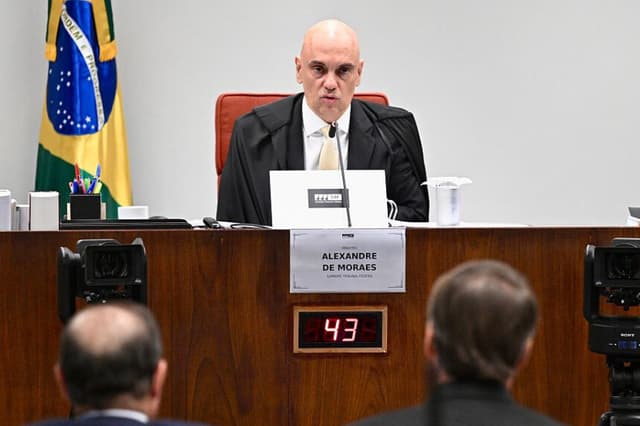 El expresidente brasileño Jair Bolsonaro (derecha), sentado junto a su abogado Celso Villardi (izquierda), declara ante el juez Alexandre de Moraes durante una sesión del juicio del Tribunal Supremo de Brasil que juzga la participación de los acusados del intento de golpe de Estado de enero de 2023, en Brasilia, el 10 de junio de 2025. (EVARISTO SA/AFP a través de Getty Images)