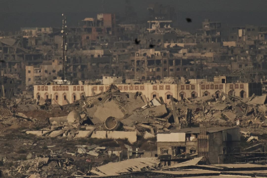 Los edificios destruidos durante las operaciones terrestres y aéreas israelíes se alzan en el norte de la Franja de Gaza al amanecer, vistos desde el sur de Israel, el 17 de octubre de 2025. (Leo Correa/Foto de AP)